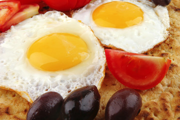 fried eggs with tomato