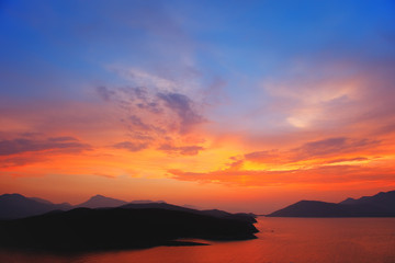 Beau coucher de soleil coloré sur la mer Égée, Grèce