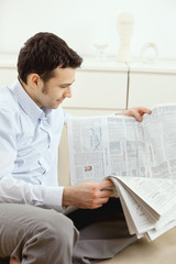 Obraz premium Man reading newspaper