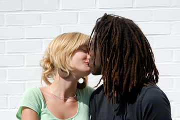 jeune couple multi-racial qui s'embrassent
