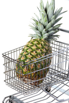 ananas su carrello supermercato