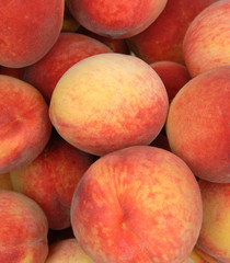Fototapeta na wymiar peaches in a bowl