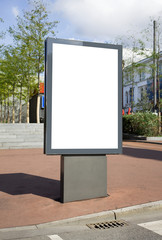 moderne Plakatfl&auml;che am Stra&szlig;enrand