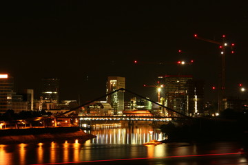 Fototapeta na wymiar Blick in den Düsseldorfer Hafen bei Nacht