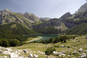 Fototapeta na wymiar Maglic jezioro górskie i Trnovacko