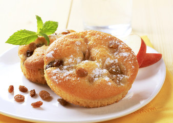 Sponge cakes with raisins