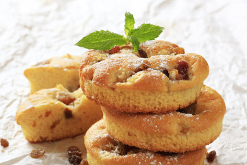 Sponge cakes with raisins