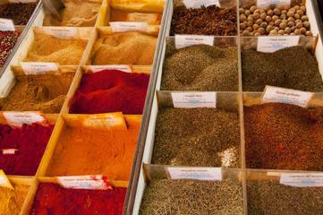 Etalage d'épices, d'olives et de fruits secs sur le marché de He