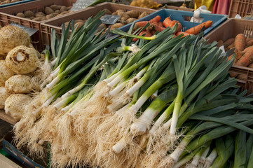 Etalage de fruits et légumes sur le marché de Hesdin (poireaux,