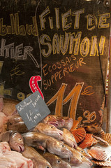 Etalage de la poissonnerie sur le marché de Hesdin.