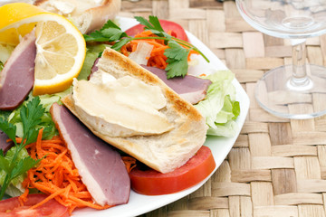 Salade de magret de canard et chèvre chaud exotique