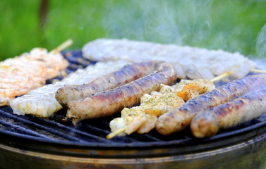 Grill mit Wurst und Scampis