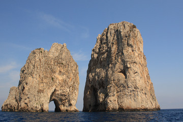 Fototapeta na wymiar Podgląd poziomu morza o Faraglioni w Capri, Neapol