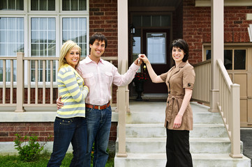 Happy couple with real estate agent - obrazy, fototapety, plakaty