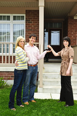 Happy couple with real estate agent - obrazy, fototapety, plakaty
