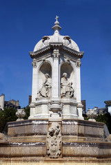 Fototapeta na wymiar Statua Place Saint Sulpice - Paryż