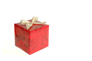 Päckchen mit silberner Schleife