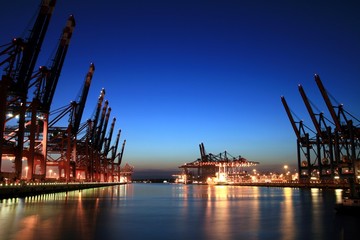 Fototapeta na wymiar Container port w Hamburgu