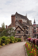 Fototapeta na wymiar Stare średniowieczne domy w Shrewsbury