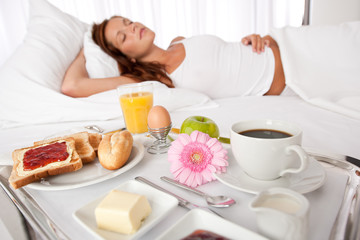 Obraz na płótnie Canvas Young woman having breakfast in bed