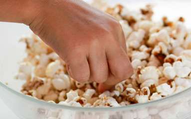 main dans le saladier de pop corn