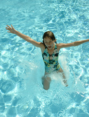 Junges M&auml;dchen springt ins Schwimmbad