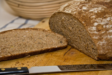 Brotlaib mit Brotmesser