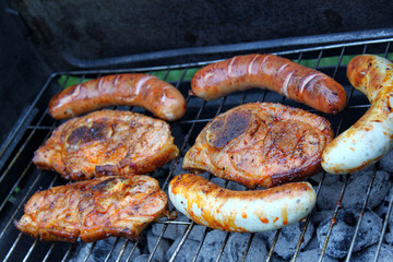 Grillfleisch und Würstchen auf dem Grill