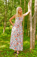 Naklejka premium portrait of young woman in park