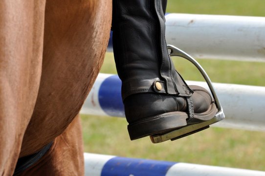 Pferdesport,  Springreiten, H&uuml;rdenspringen, Steigb&uuml;gel