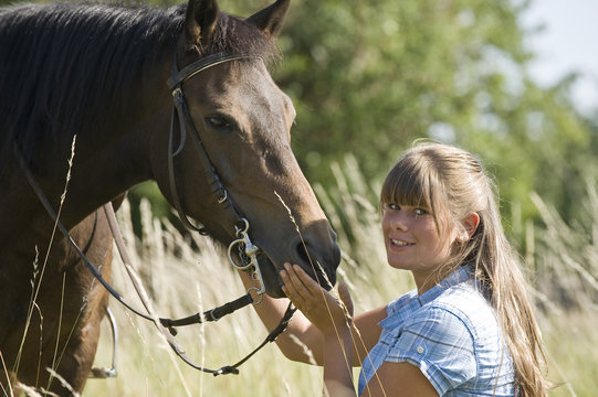 Junge Frau mit Pferd