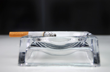 cigarro queimando horizontal