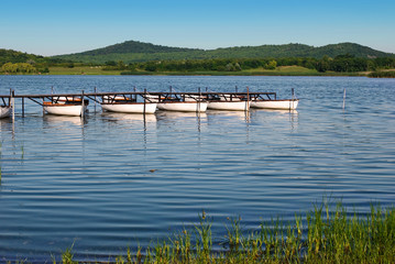 Fototapeta na wymiar Jezioro z łodzi