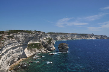 Fototapeta na wymiar Falaises de Bonifaccio, Corse - Plan large.