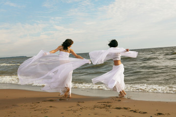 Fototapeta na wymiar Two white angels on the beach