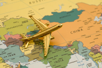 Fototapeta na wymiar Złoty Samolot Over Bliskim Wschodzie