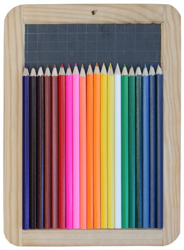 des crayons de couleurs sur ardoise détourée