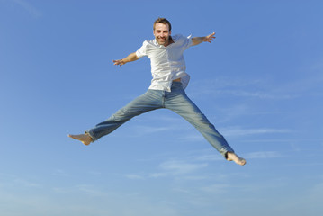 jeune homme sautant en l'air