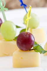 cheese with grapes canape