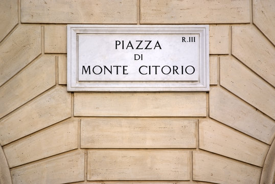 Roma, piazza Montecitorio, targa in marmo