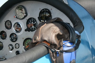 Cockpit mit Fliegermütze