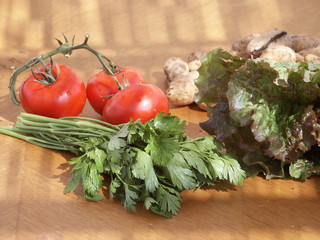 des légumes sur une table
