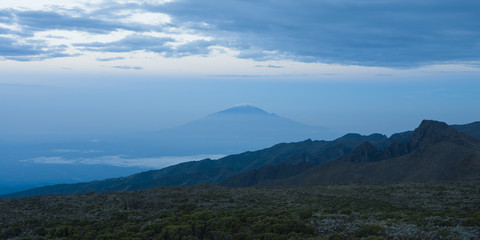 Fototapeta premium Mont meru face au kilimandjaro