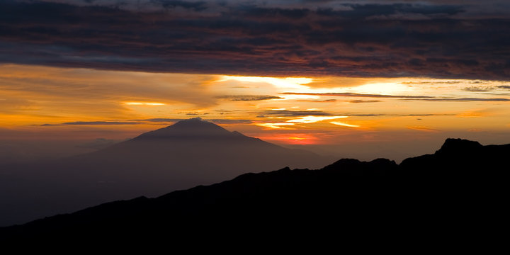 Mont meru face au kilimandjaro