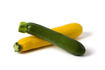 gelbe und grüne zucchini isoliert