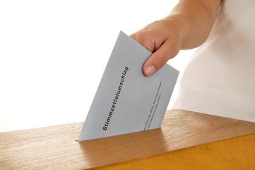 Wahlurne mit Stimmzettelumschlag