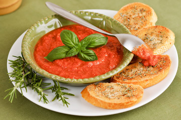 Delicious tomato basil sauce with french bread