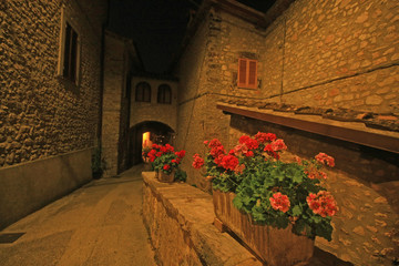 Fototapeta na wymiar Castel San Felice: Terni.Una chodzić w nocy.