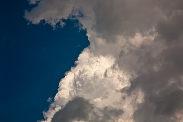 Fototapeta na wymiar weisse Wolken am blauen Himmel, Wetterumschwung
