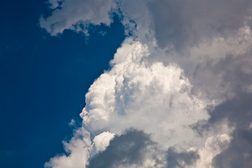 Obraz premium weisse Wolken am blauen Himmel, Wetterumschwung